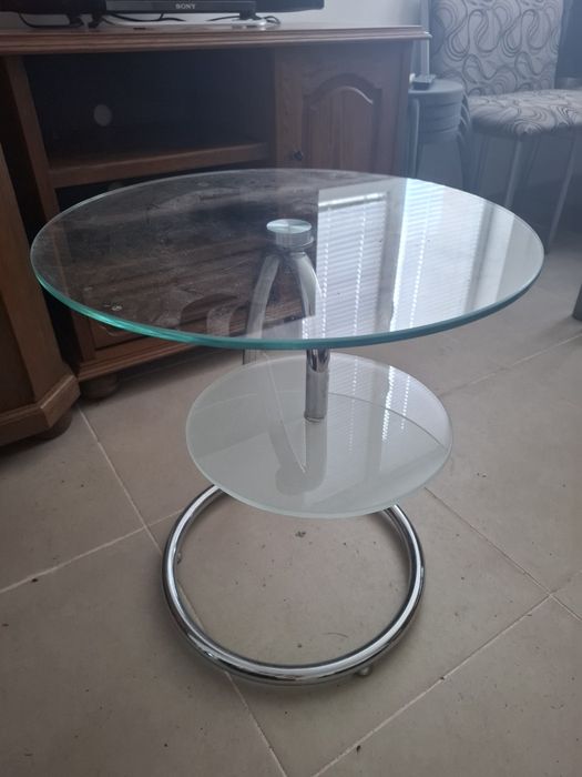 Стъклена маса с диаметър 50 см.
