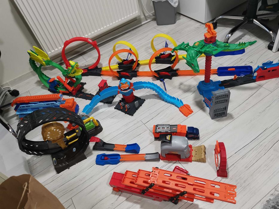 Продавам колички и писти на HotWheels