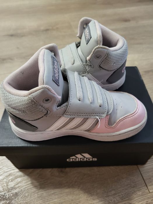 Vand ghetute fetite marca Adidas, marimea 27