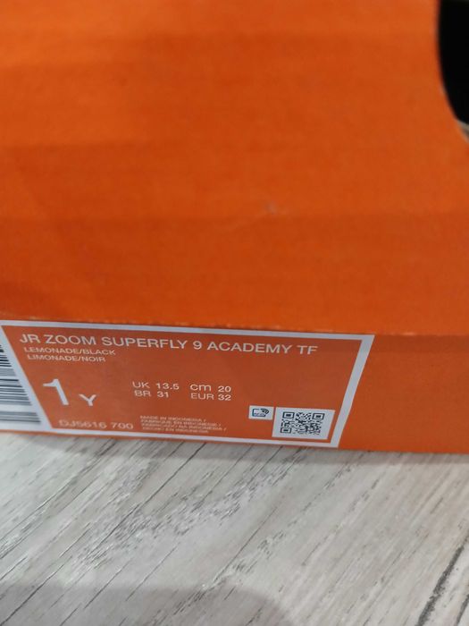 Футболни стоножки и бутонки