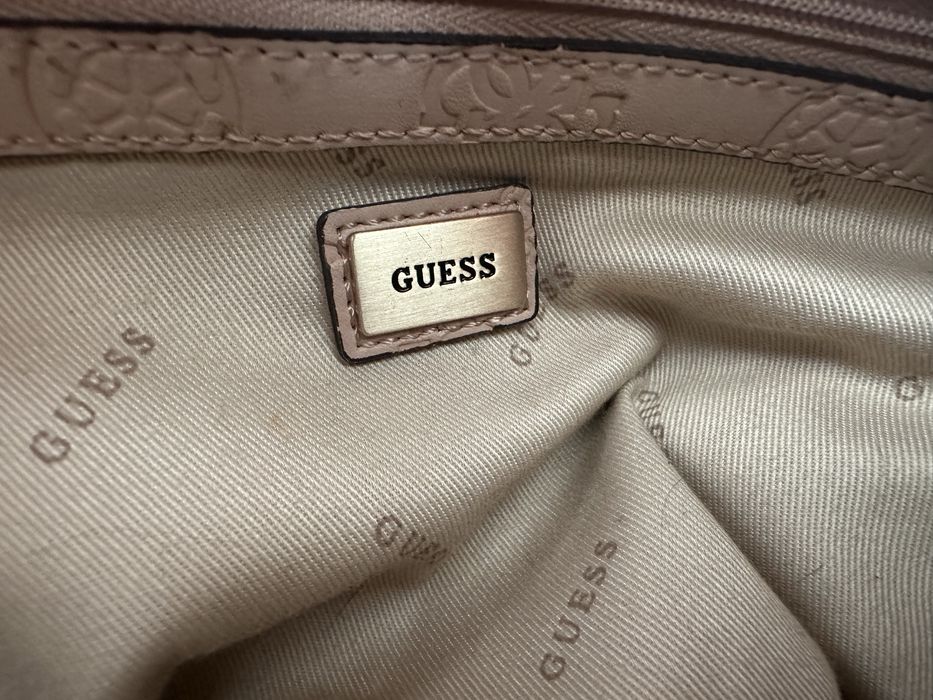 Розова чанта на Guess
