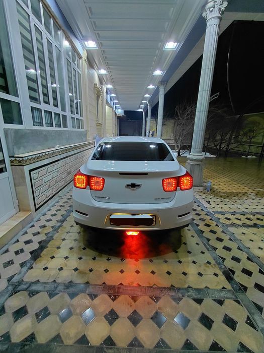 Malibu 1 pazitsiya-3 juda yaxshi xolatda rangi oq