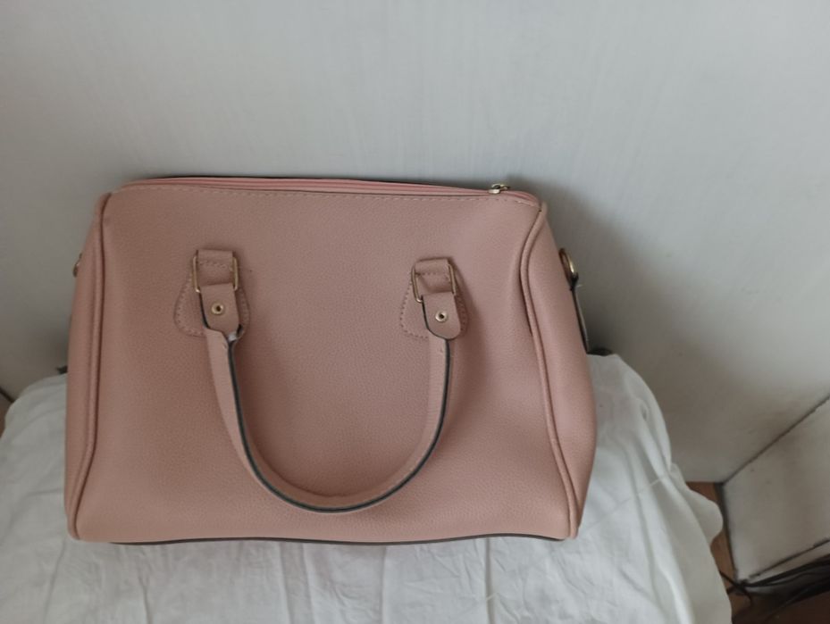 Две  чанти за 4лева, Две чанти, Едната  чанта е с цип, с едно отделен