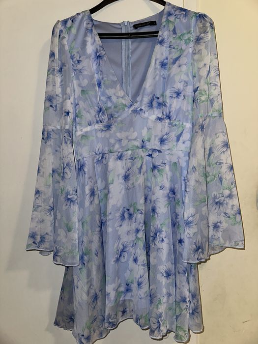 Нежна рокля в син цвят