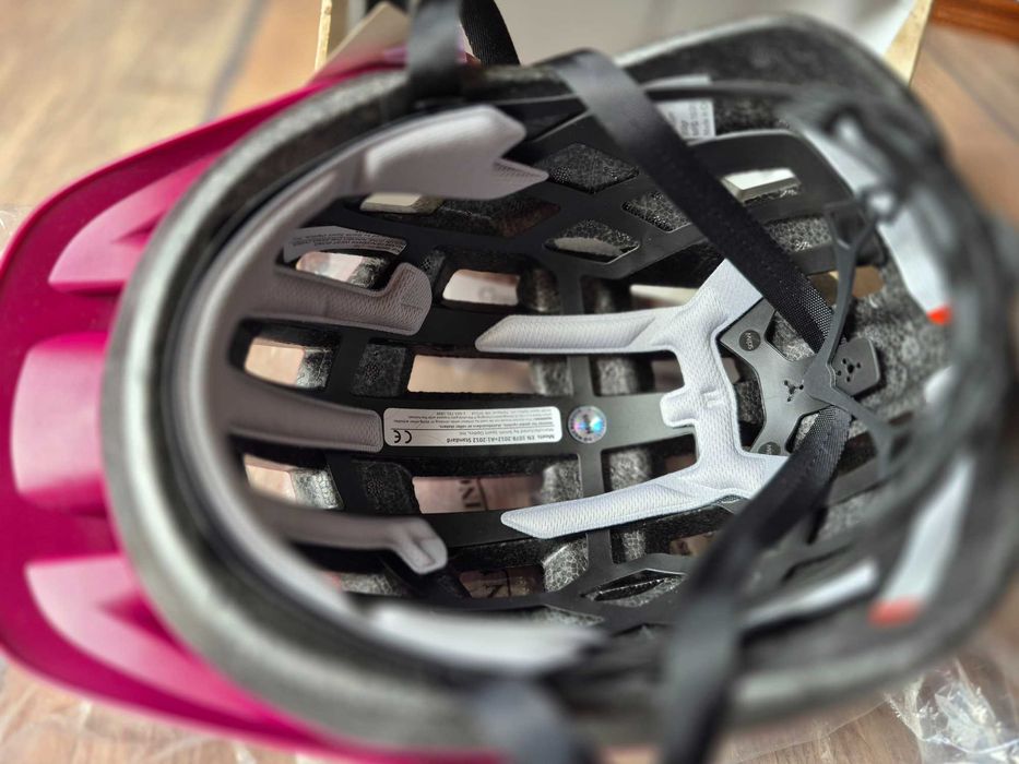 продавам нови каски  с MIP система Specialized Oakley Smith