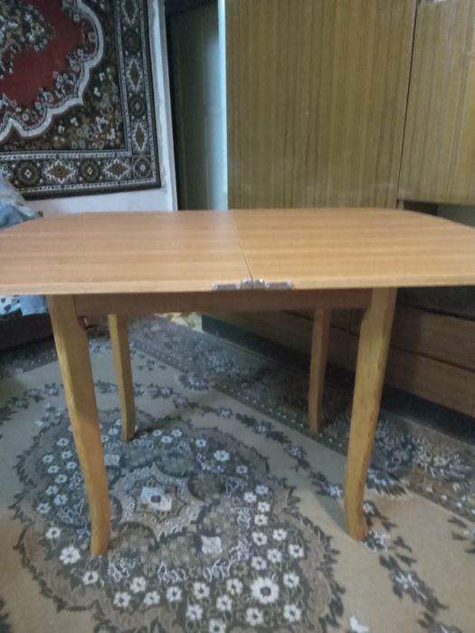 Кухонный стол с табуретами