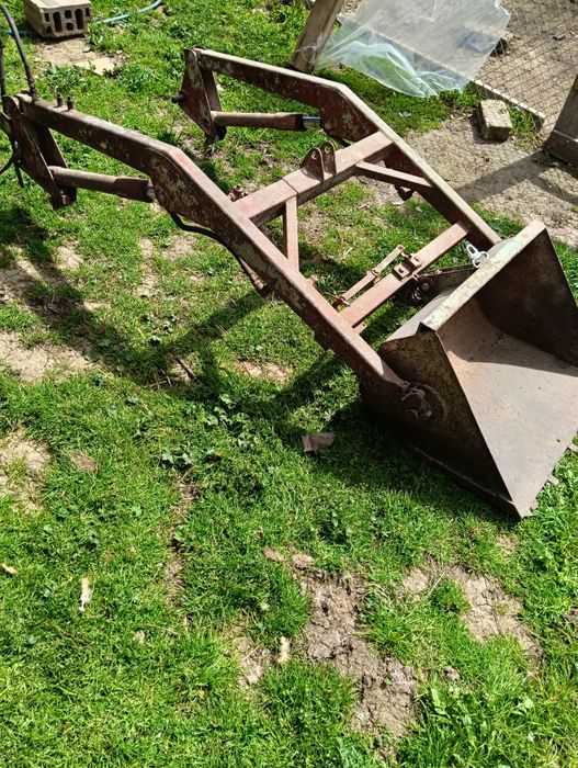 Челен товарач за малогабаритен трактор