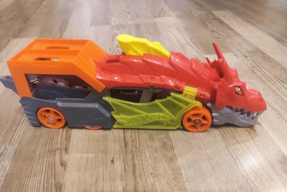 Продавам - Hot Wheels паркинг, писти и автовоз