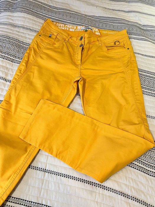 Дънки в жълт цвят