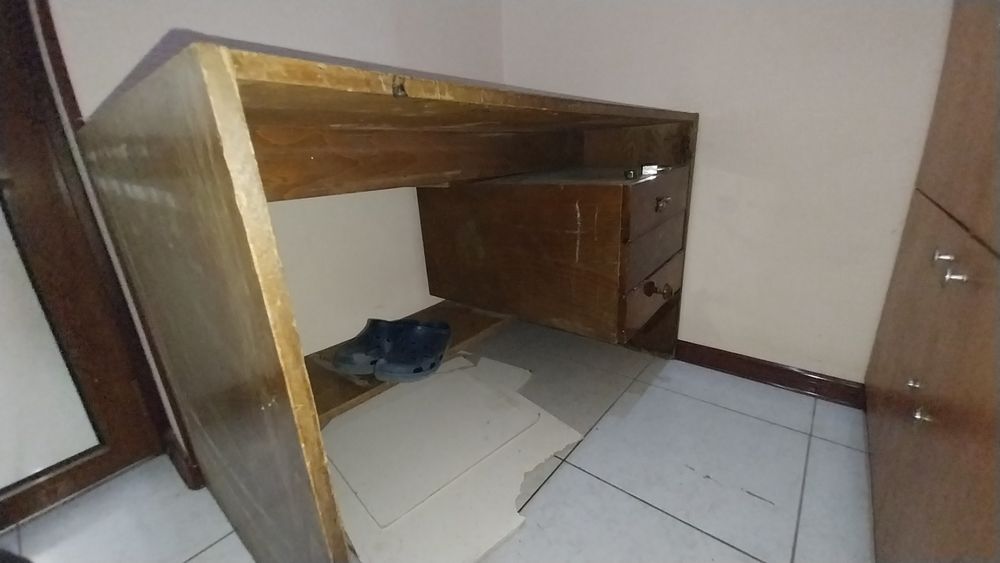 Отдам даром стол и диван