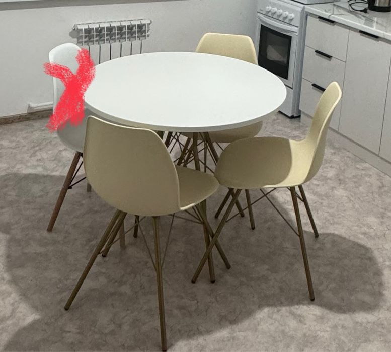 Обеденный стол с тремя стульями