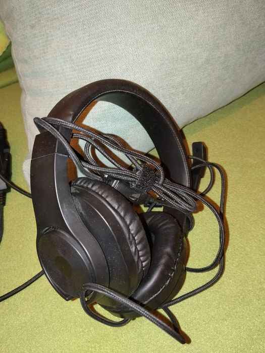 Căști gaming și husa tableta