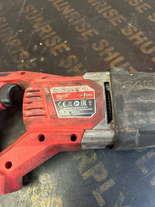 Милуоки прав трион ъглошлайф на батерии