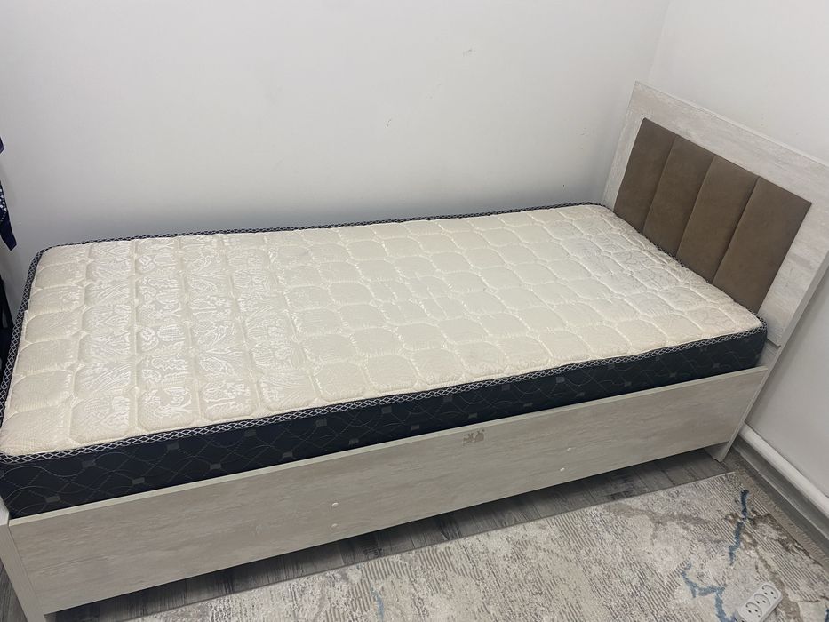 Продам кровать с ортопедическим матрасом