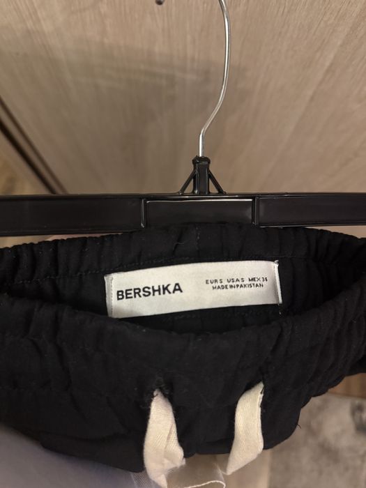 pantaloni scurti baggy bershka
