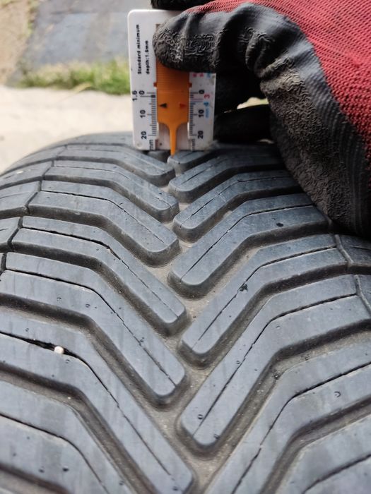 235 60 18 Всесвзонни Michelin