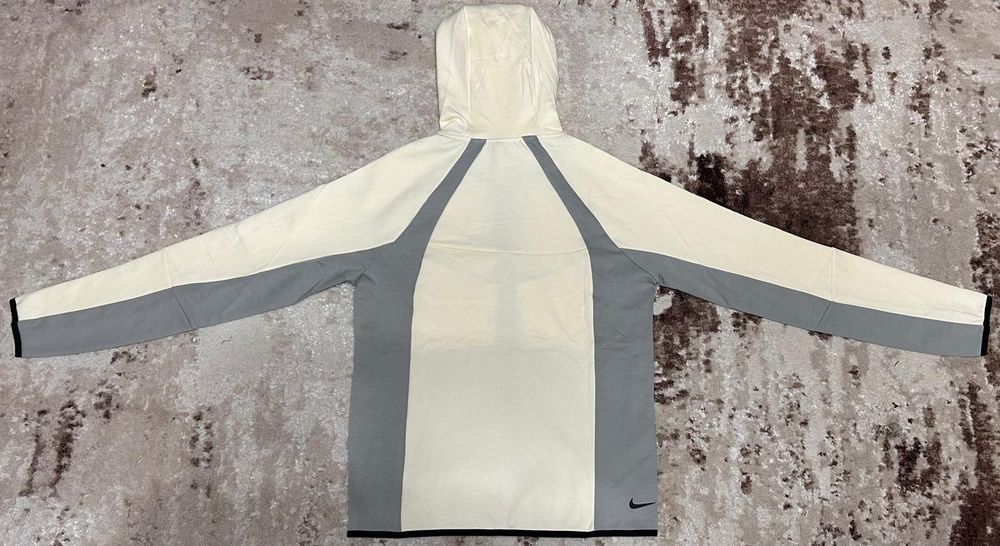 Vând compleu nou de bărbați Nike Tech