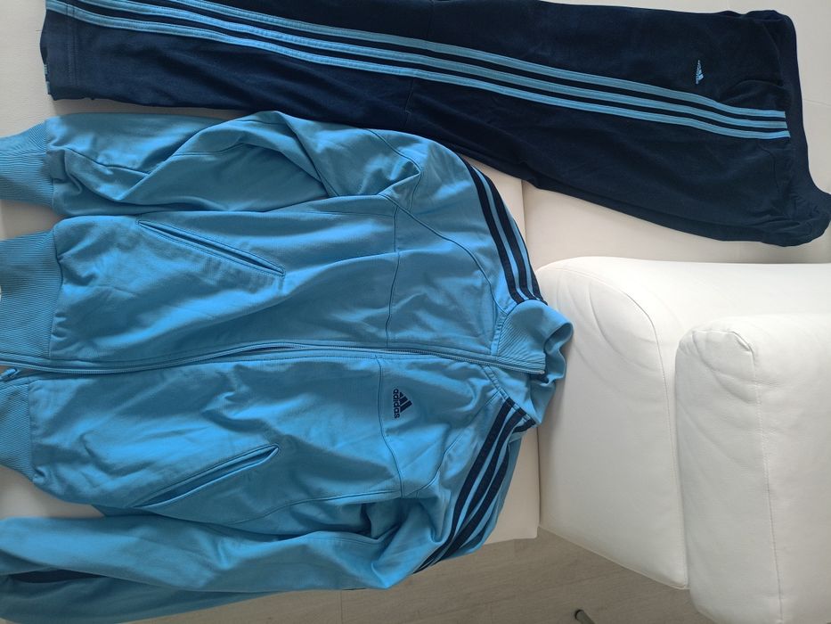 Vând treining damă Adidas produs de calitate superioara mărimea,bluza M, pantalonii XL.