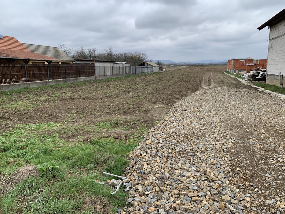 Teren intravilan cu front la 2 strazi. Suprafata de 5500 mp