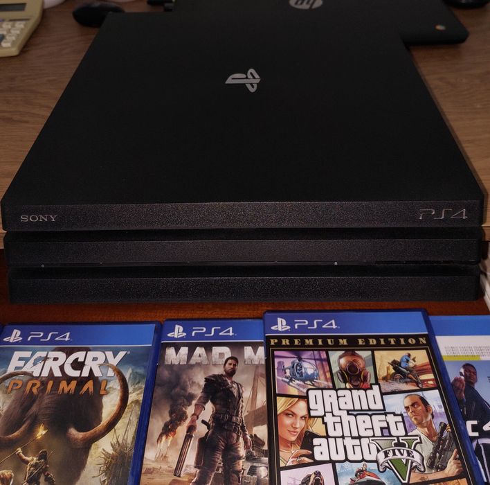 PlayStation 4 Pro 1TB + 2 controllere + 5 jocuri