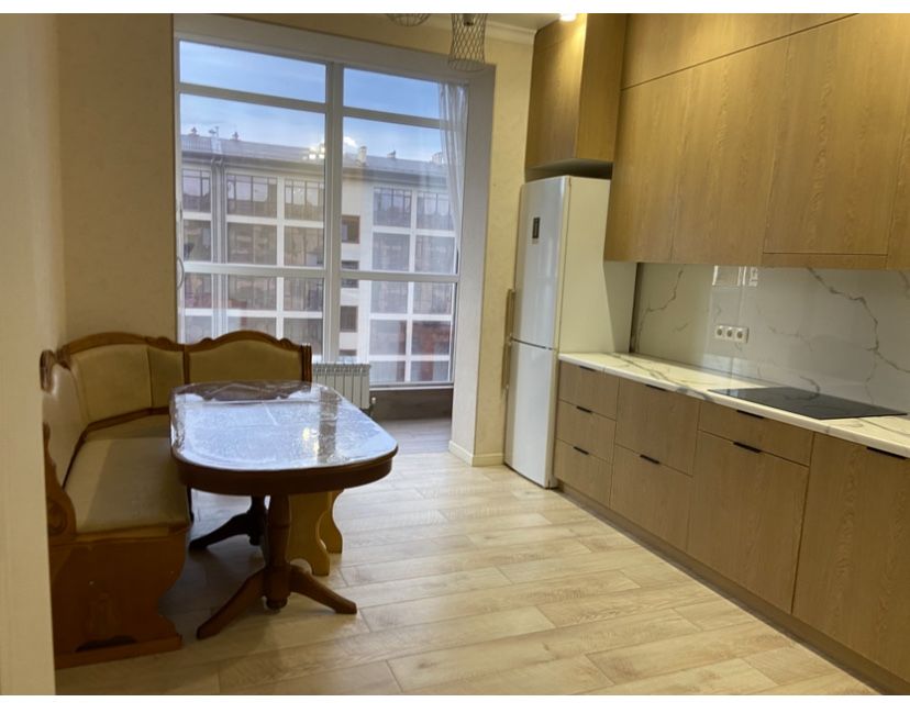 Угловой диван и стол