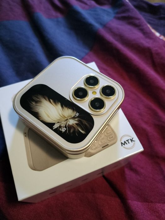 Ново!!! Телефон с капаче