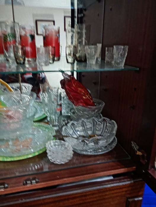 Продается очень красивая хрустальная посуда.