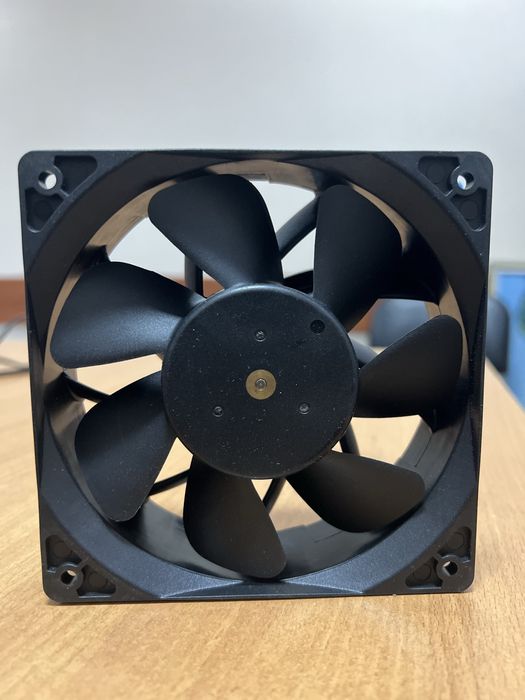 Вентелятор (кулер) 12 v  4.5 A