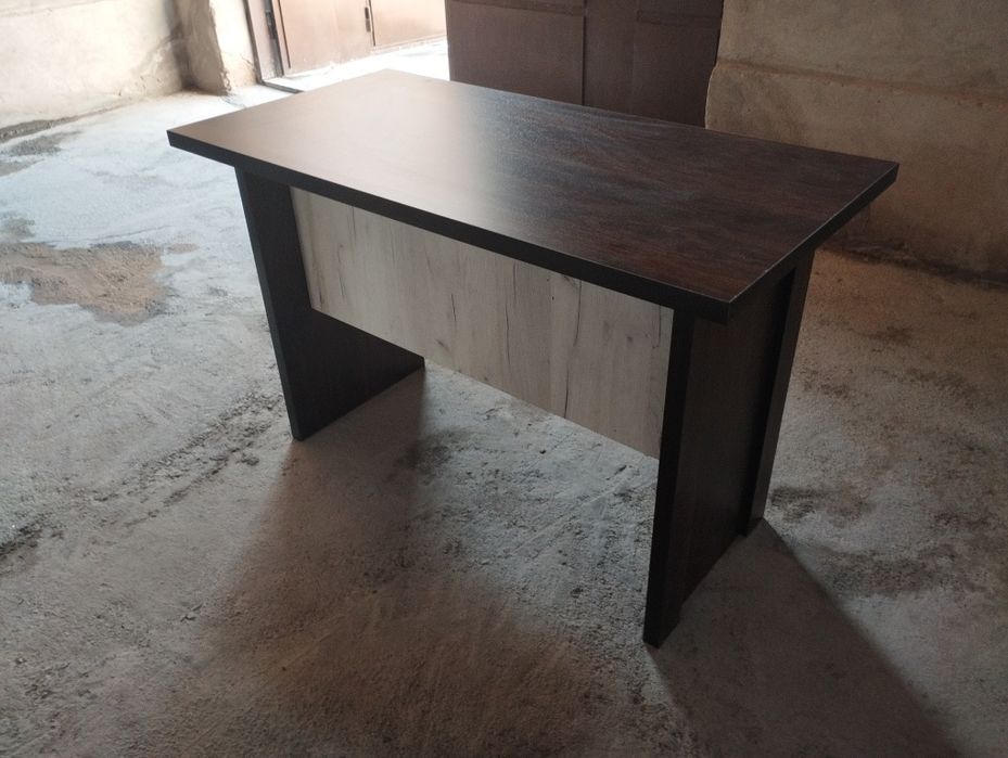 Стол кабинетный. Можно использовать как парту для двух учеников.