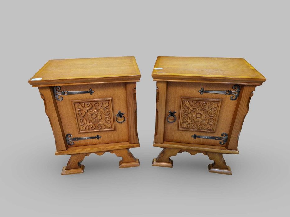 Спалня с два нощни щкафчета от стабилен дъбов масив и метален обков