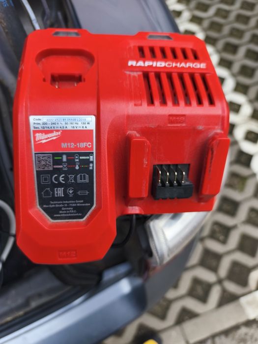 Încărcător milwaukee
