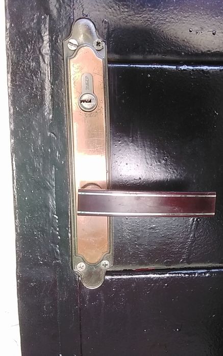 Продаем   двери  сталь  СССР, и дерево.