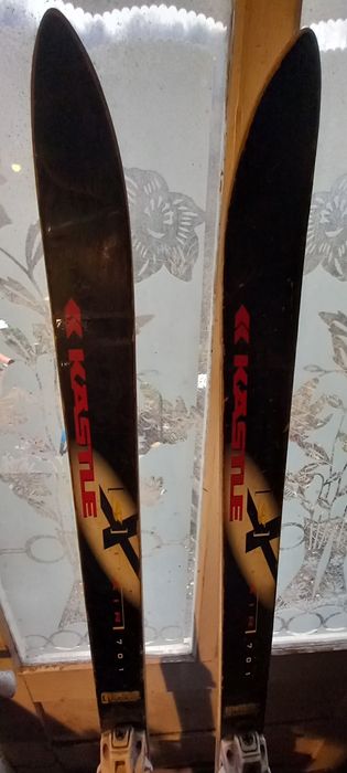 Vând schiuri doua perechi