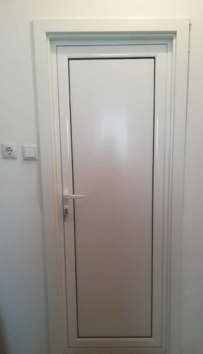 Бели алуминиеви врати с обръщане за баня