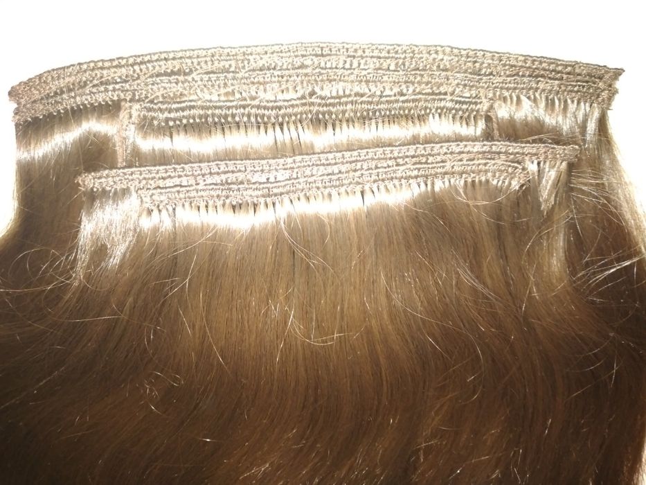 Аккуратно прошиваю волосы для наращивания