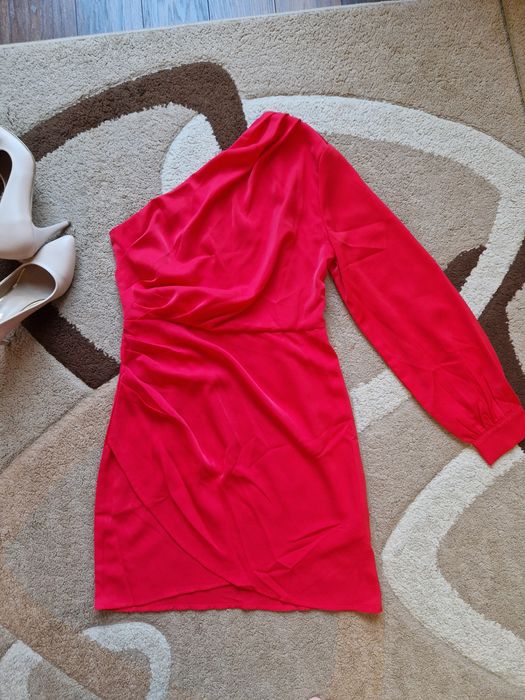 Официални рокли, червена с едно рамо и синя дантелена