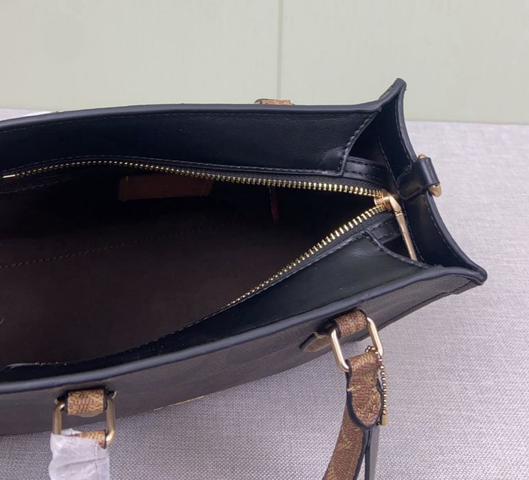 Coach Maggie Small Tote Bag – Стил, функционалност и градска елегантност