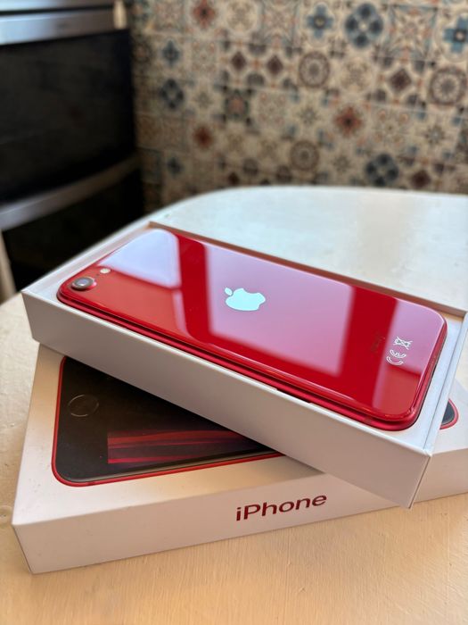 Iphone SE 64GB година 2020