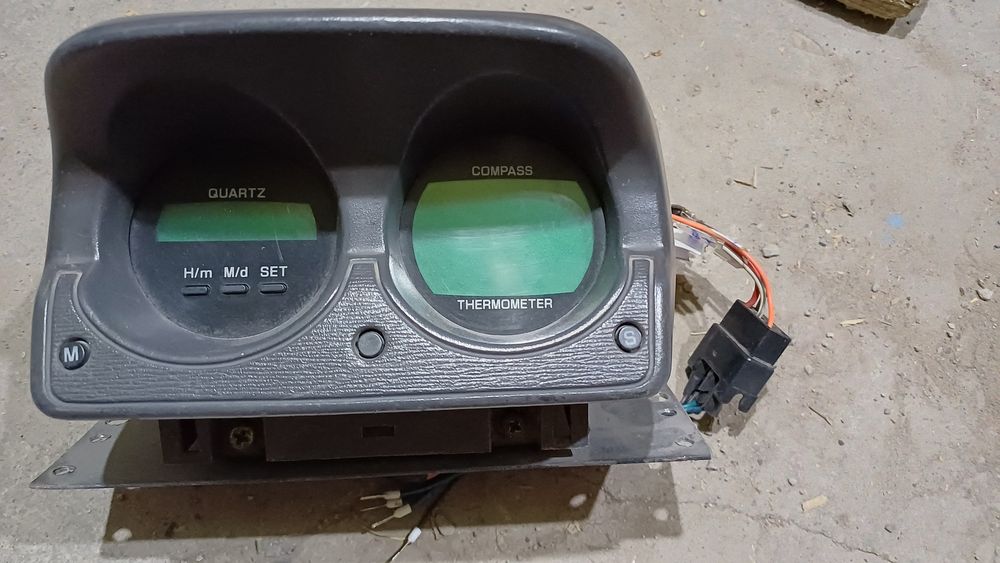 Компас ,тернометр,часы на RVR