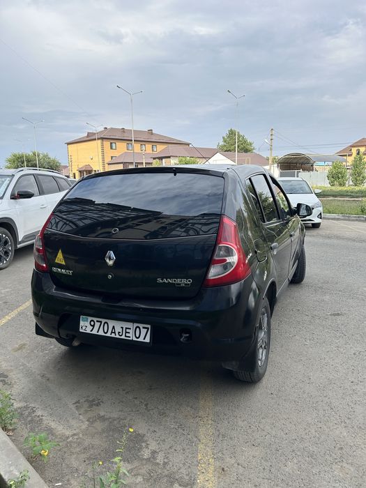 Продам автомобиль Рено Сандеро