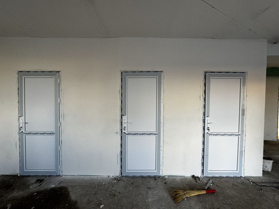 Пластиковые двери , алюминиевые двери