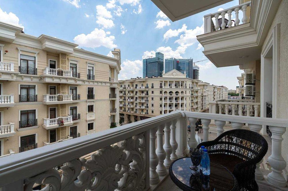 Ташкент сити Бульвар возле фонтана