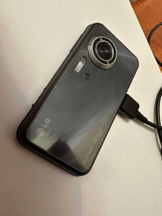 Smartphone LG KC 910 Renoir, din 2008, camera digitala de 8 MPX