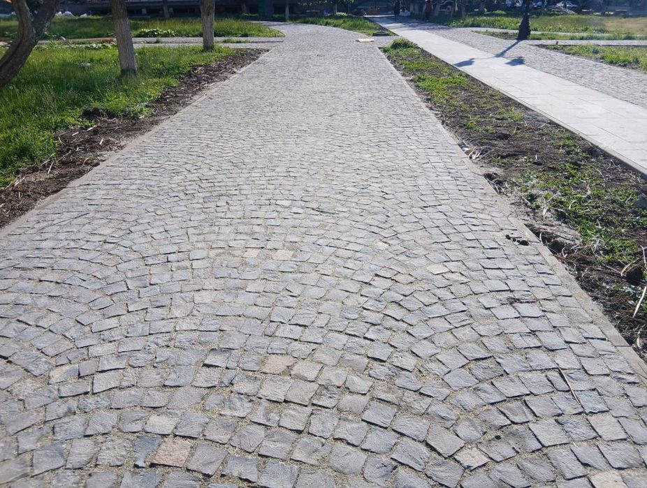 Piatră cubică naturală pentru amenajări rustice și premium