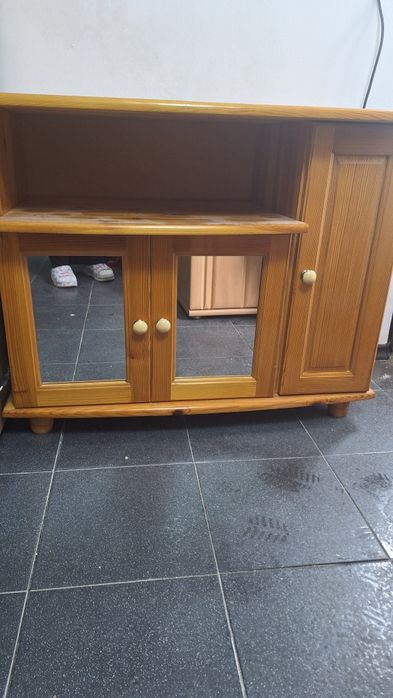 Шкафче за телевизор от чам