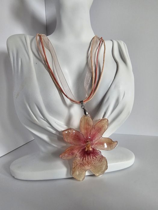 Нежно колие с естествен цвят на орхидея Камбрия и епоксидна смола