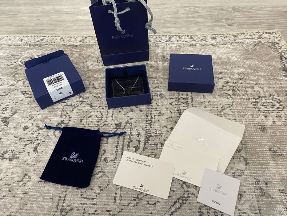 Lantisor Swarovski lebada medie neagra cu argintiu