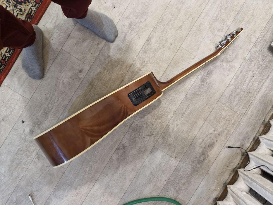 Гитара акустическая с встроенным тюннером