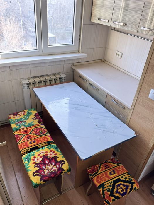 Стол с табуретками