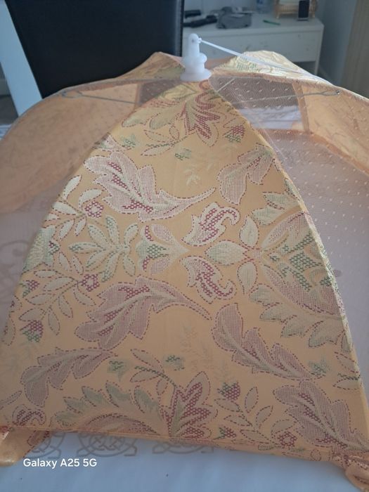 Зонт для кухонного стола умной хозяйки.